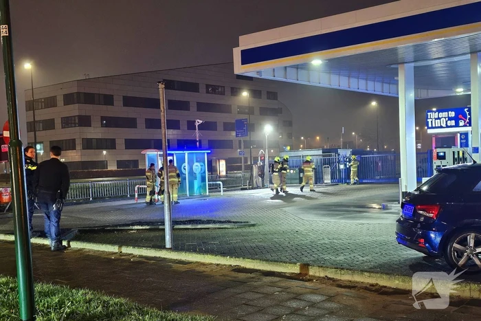 Brandweer doet onderzoek naar gaslucht bij tankstation