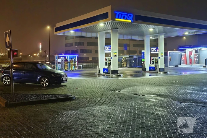 Brandweer doet onderzoek naar gaslucht bij tankstation