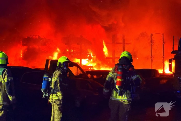 Brandweer blust brand bij autodemontage bedrijf