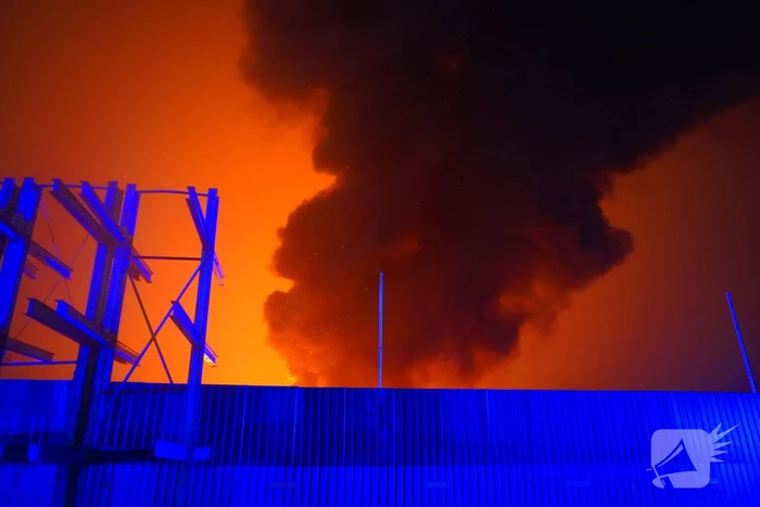 Brandweer blust brand bij autodemontage bedrijf