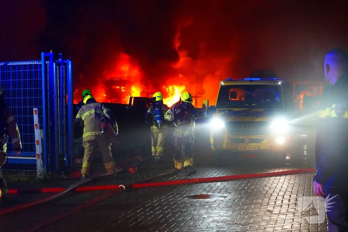 Brandweer blust brand bij autodemontage bedrijf