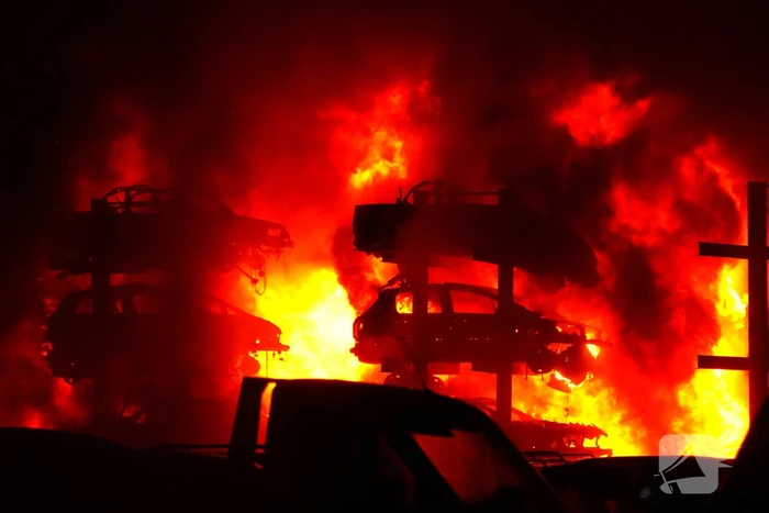 Brandweer blust brand bij autodemontage bedrijf