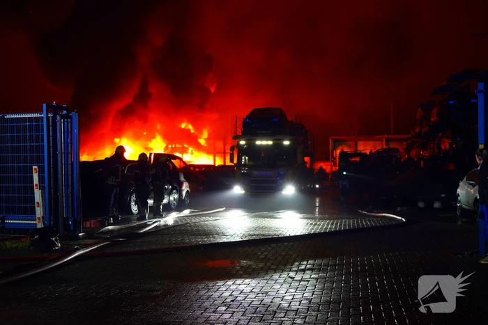 Brandweer blust brand bij autodemontage bedrijf
