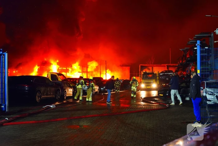 Brandweer blust brand bij autodemontage bedrijf