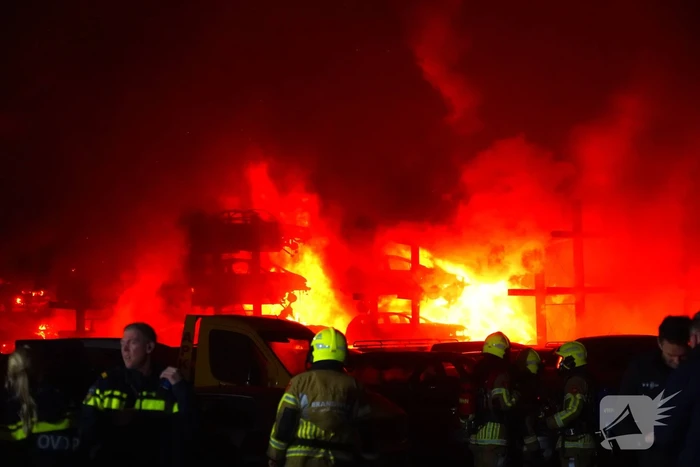 Brandweer blust brand bij autodemontage bedrijf