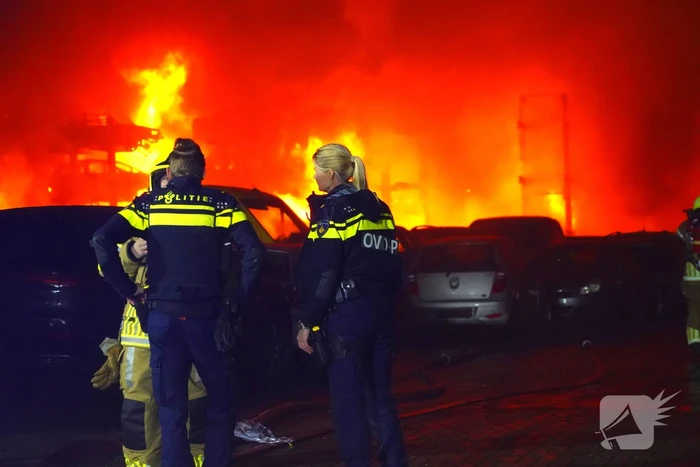 Brandweer blust brand bij autodemontage bedrijf