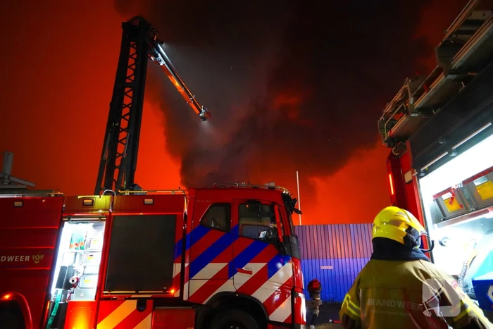 Brandweer blust brand bij autodemontage bedrijf