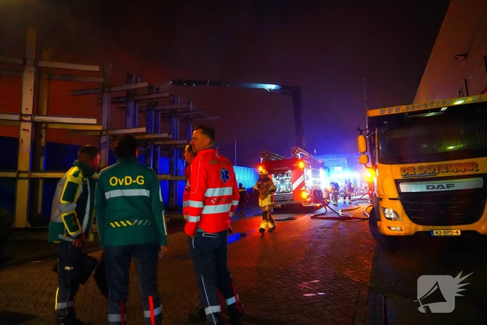 Brandweer blust brand bij autodemontage bedrijf