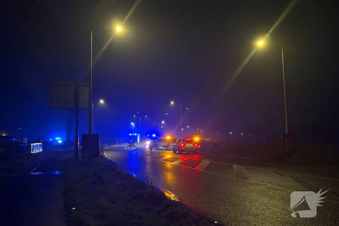 Auto vliegt uit de bocht en belandt op zijkant