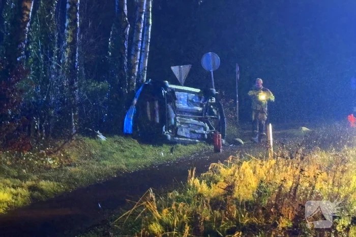 Auto vliegt uit de bocht en belandt op zijkant