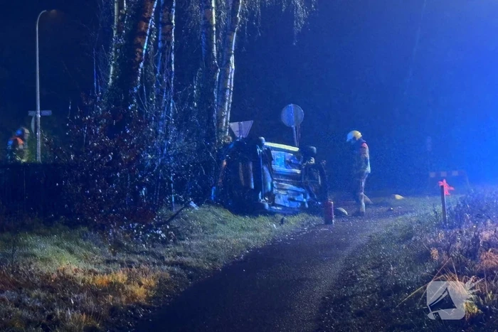 Auto vliegt uit de bocht en belandt op zijkant