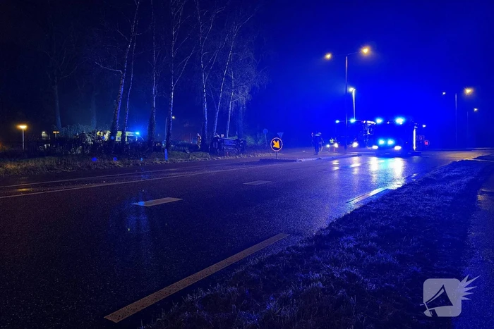 Auto vliegt uit de bocht en belandt op zijkant