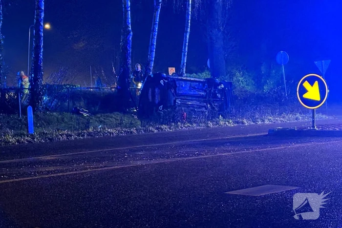 Auto vliegt uit de bocht en belandt op zijkant