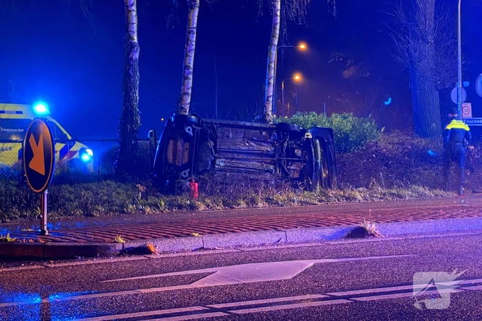 Auto vliegt uit de bocht en belandt op zijkant