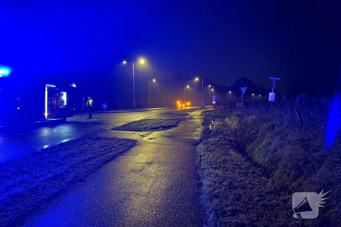 Auto vliegt uit de bocht en belandt op zijkant