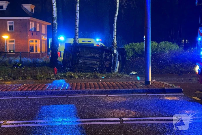 Auto vliegt uit de bocht en belandt op zijkant