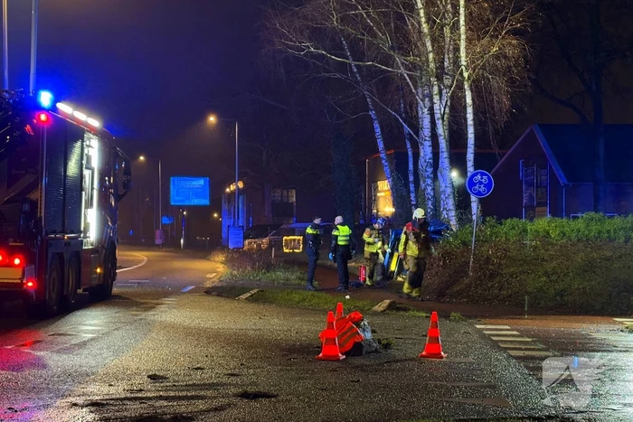 Auto vliegt uit de bocht en belandt op zijkant