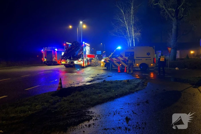 Auto vliegt uit de bocht en belandt op zijkant
