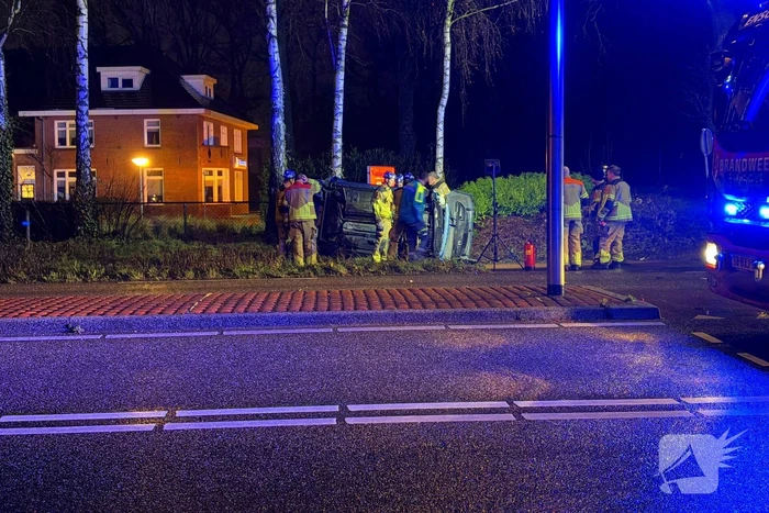 Auto vliegt uit de bocht en belandt op zijkant