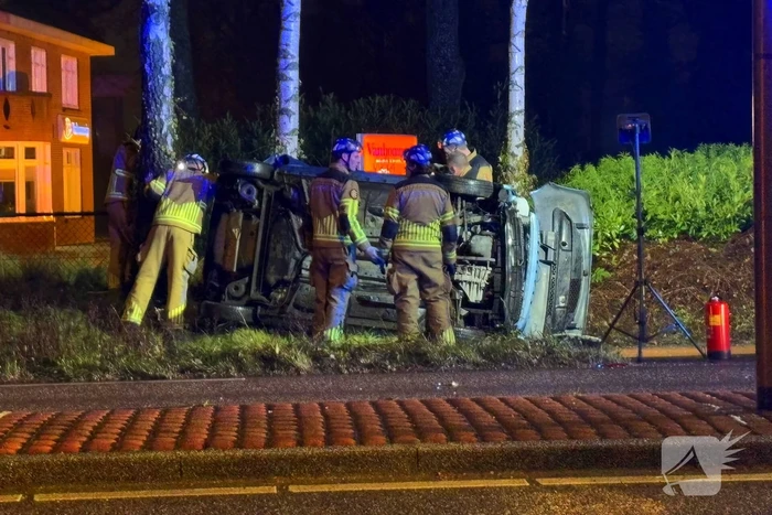 Auto vliegt uit de bocht en belandt op zijkant