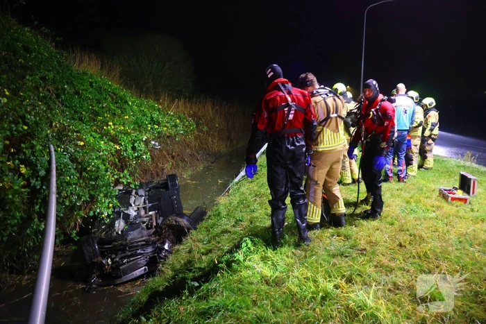 Voertuig op de kop in sloot, bestuurder spoorloos