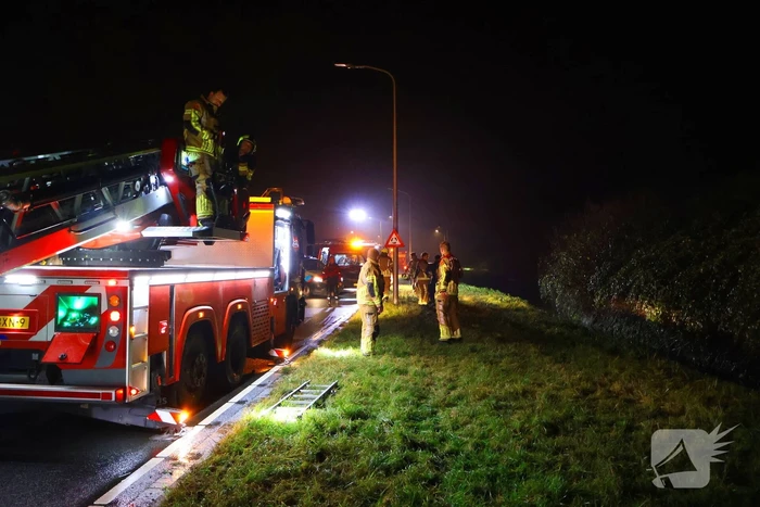 Voertuig op de kop in sloot, bestuurder spoorloos