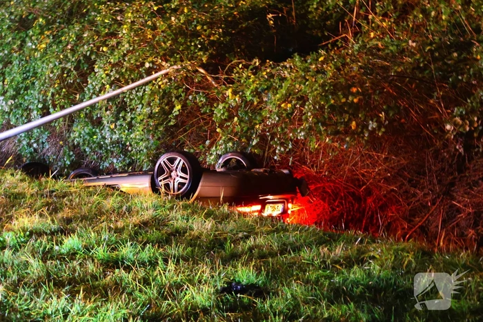 Voertuig op de kop in sloot, bestuurder spoorloos