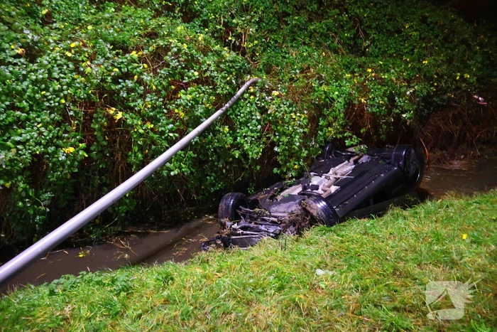 Voertuig op de kop in sloot, bestuurder spoorloos