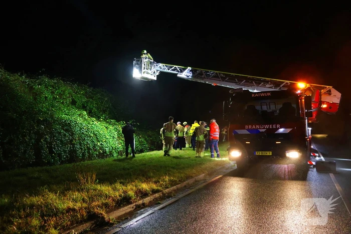 Voertuig op de kop in sloot, bestuurder spoorloos