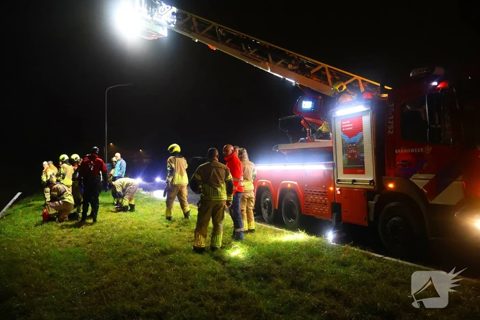 Voertuig op de kop in sloot, bestuurder spoorloos