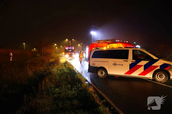 Voertuig op de kop in sloot, bestuurder spoorloos