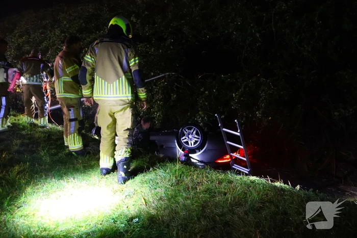 Voertuig op de kop in sloot, bestuurder spoorloos