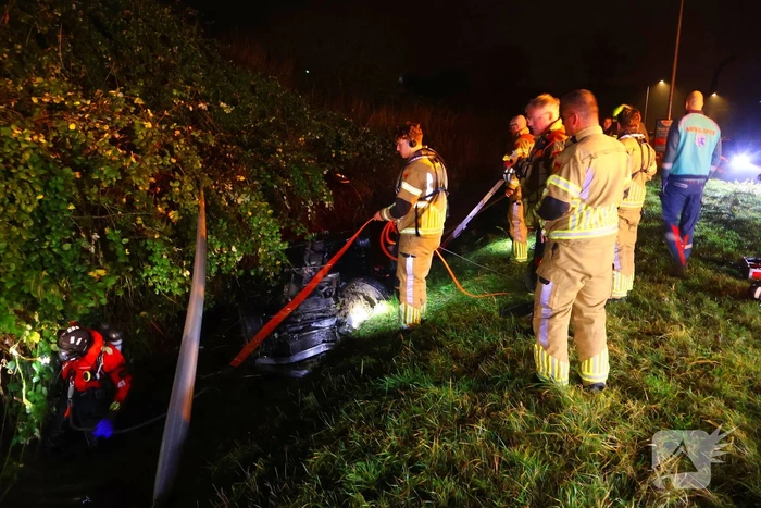 Voertuig op de kop in sloot, bestuurder spoorloos
