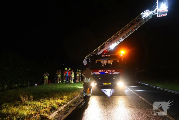 Voertuig op de kop in sloot, bestuurder spoorloos