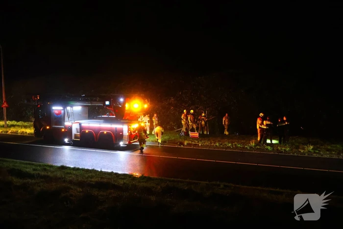 Voertuig op de kop in sloot, bestuurder spoorloos