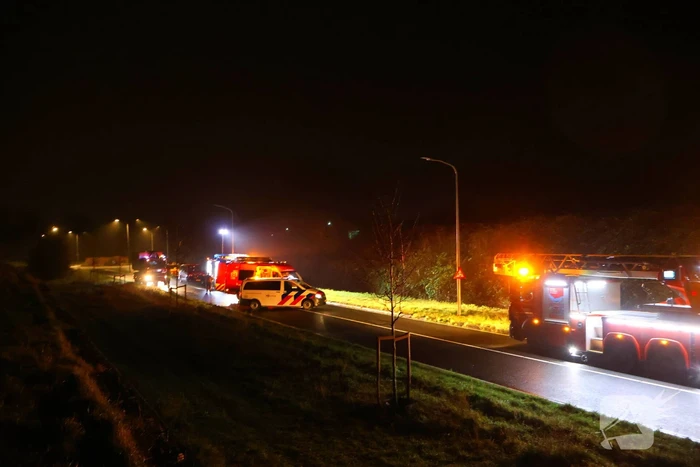 Voertuig op de kop in sloot, bestuurder spoorloos