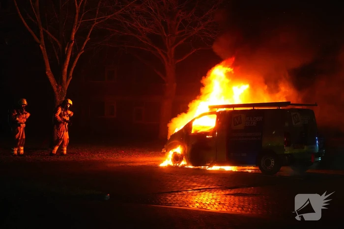 Twee voertuigen verloren bij fikse brand