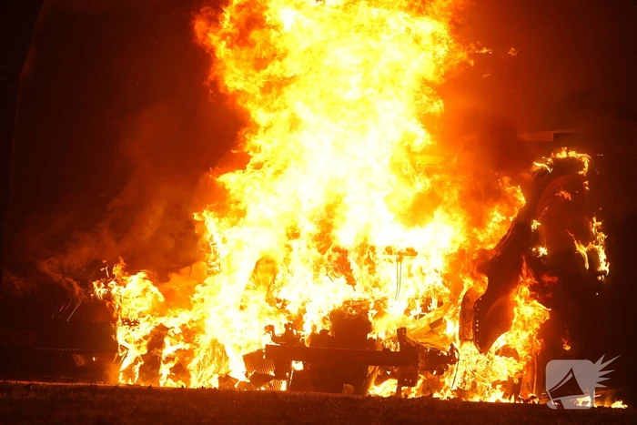 Twee voertuigen verloren bij fikse brand