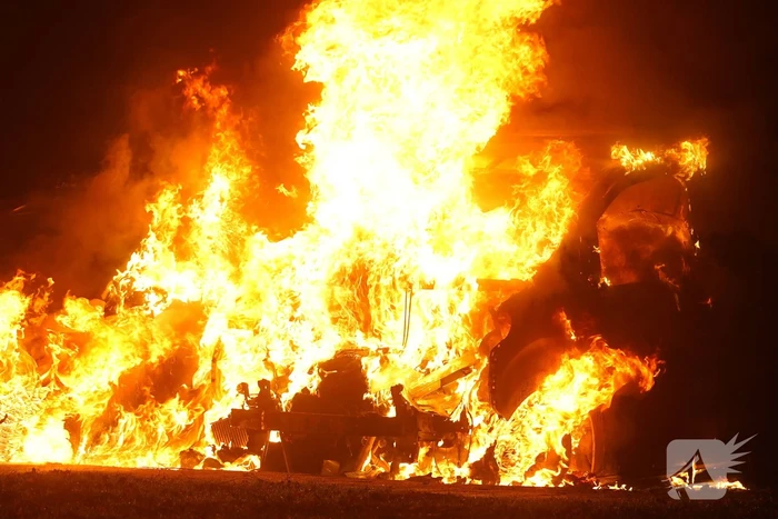 Twee voertuigen verloren bij fikse brand