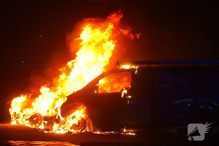 Twee voertuigen verloren bij fikse brand