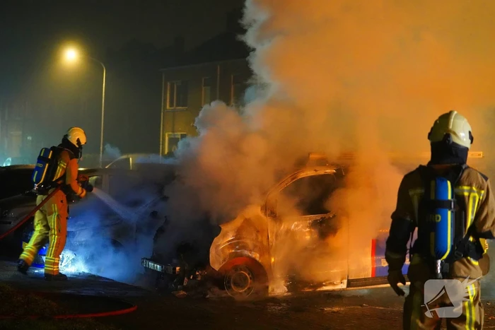 Twee voertuigen verloren bij fikse brand