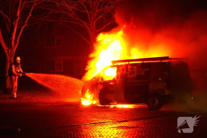 Twee voertuigen verloren bij fikse brand