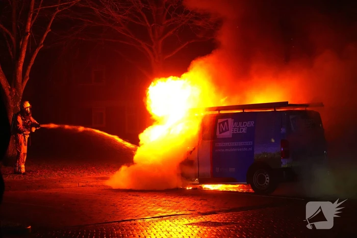 Twee voertuigen verloren bij fikse brand