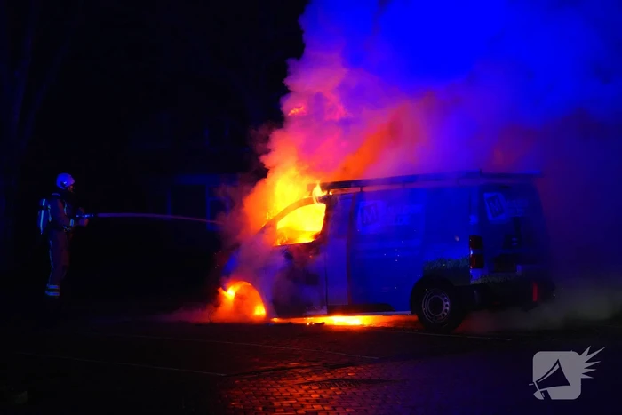 Twee voertuigen verloren bij fikse brand
