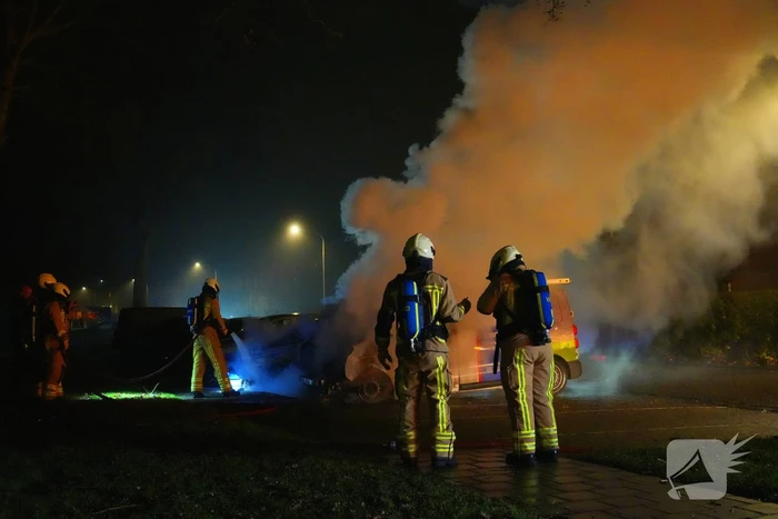 Twee voertuigen verloren bij fikse brand