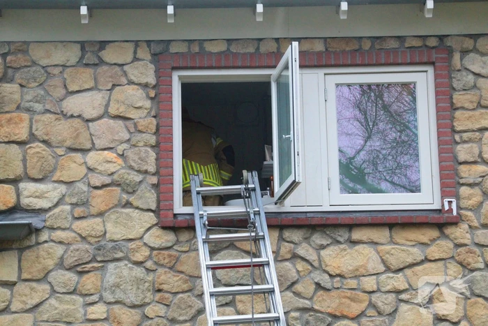 Traplift defect, vrouw boven vast in woning