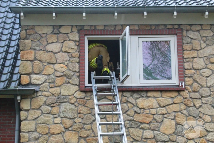 Traplift defect, vrouw boven vast in woning