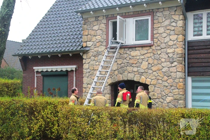 Traplift defect, vrouw boven vast in woning