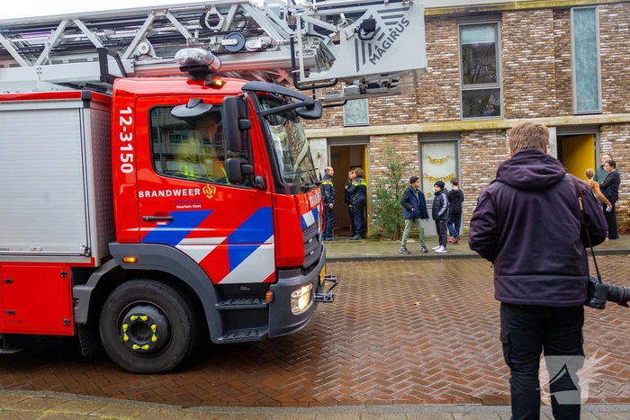 Bewoner gewond naar ziekenhuis na woningbrand