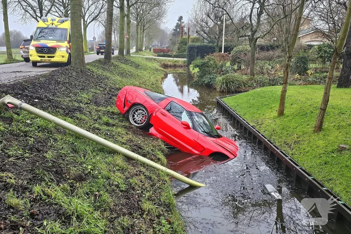 Sportwagen botst tegen boom en belandt in sloot